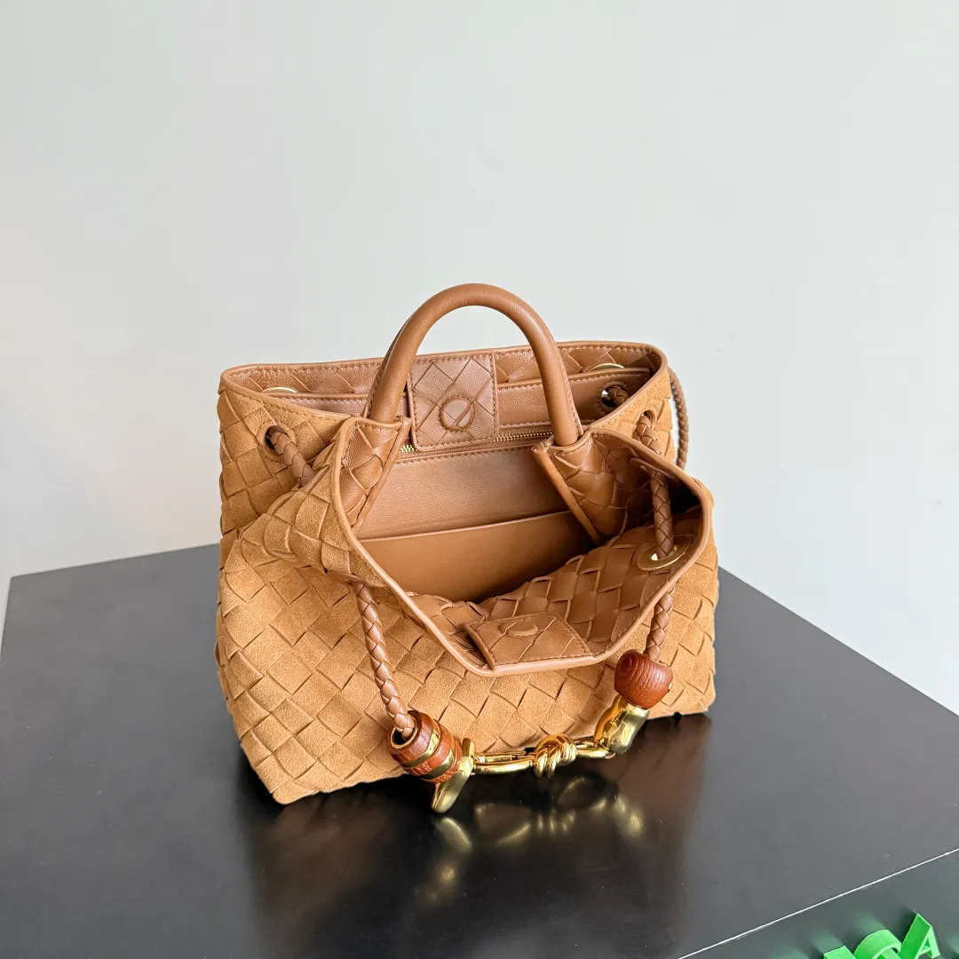 The new Andiamo batch of 3060 BV is shipped‼ ️The classic intercciato weaving process is used to create a soft bag, the metal knot is made of micro-cast aluminum using jewelry technology🪢, and the decorative beads are made of metal and hand-polished oak, allowing you to jump repeatedly between elegance and fun💃, making it unpredictable. Classic and versatile, it shows off your temperament, and the bag has a large capacity, making it very convenient for daily commuting! It has a variety of carrying methods, the shoulder straps can be adjusted by yourself, the original lambskin feels soft and delicate, and the unisex style breaks gender boundaries and brings a more practical and long-lasting use experience. The Andiamo, which has both elegant and casual styles, perfectly interprets the "fashionable old money style". Style number: 743568+wood hardware Color: suede amber brown Size: 25*22*10.5cm